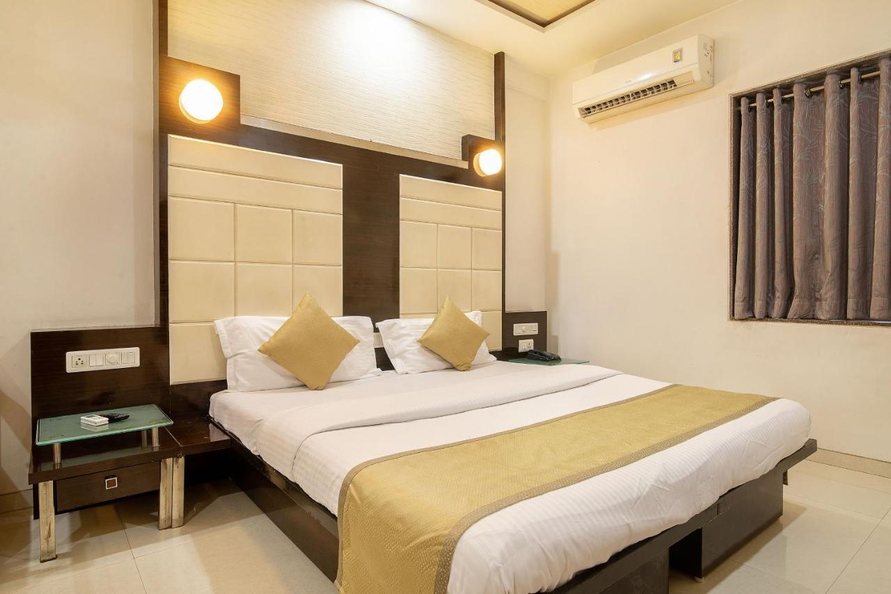 Hotel Satkar 苏拉特 外观 照片