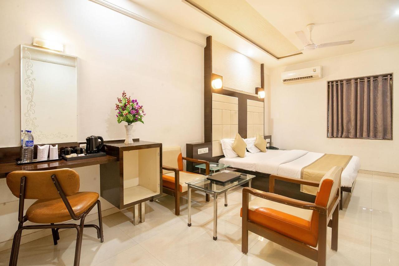 Hotel Satkar 苏拉特 外观 照片