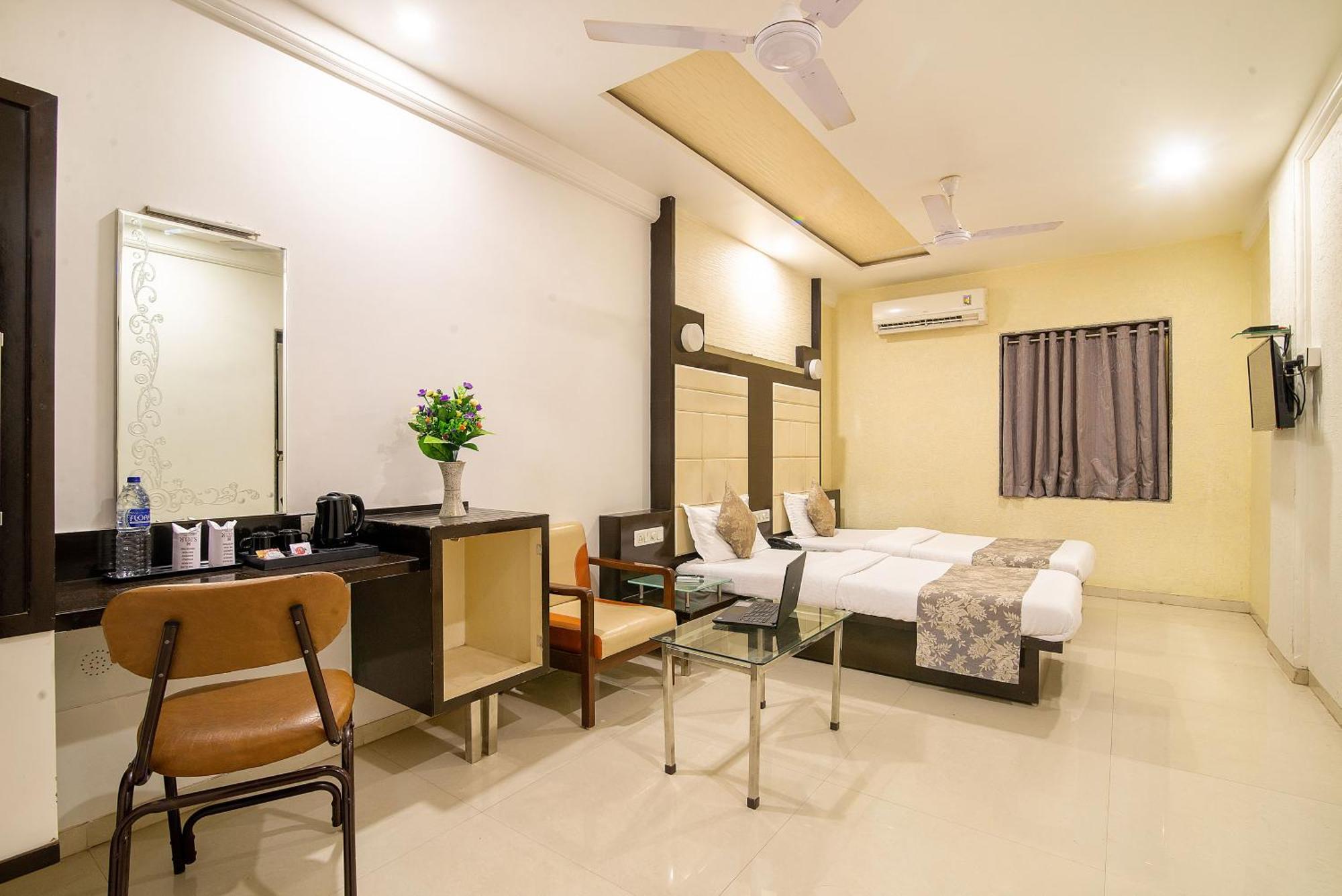 Hotel Satkar 苏拉特 外观 照片